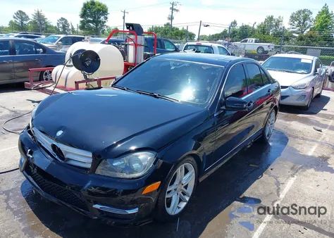 2013 Mercedes-Benz C 300 Luxury 4Matic/Sport 4Matic z USA, uszkodzony, nr VIN WDDGF8ABXDR281372